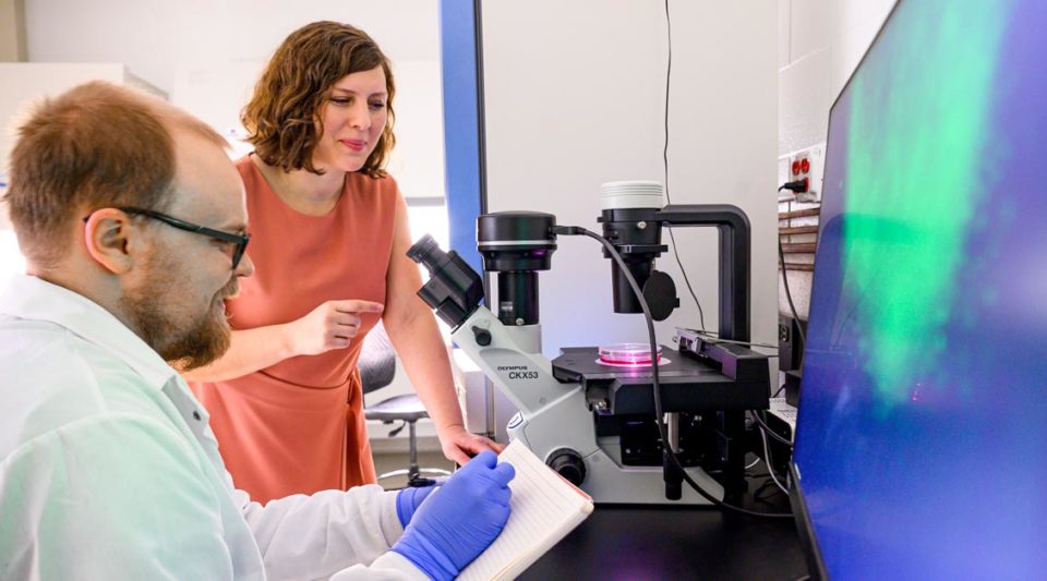 Pinar Zorlutuna with a graduate student in lab