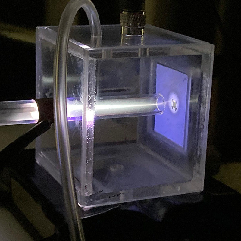 Low-temperature plasma sintering using conditions optimized by machine learning helps improve the energy conversion efficiency of 3D-printed thermoelectric materials.